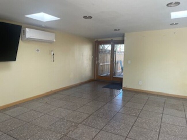 Building Photo - Beautiful spacious house in super location within walking distance and right across from the Reid...