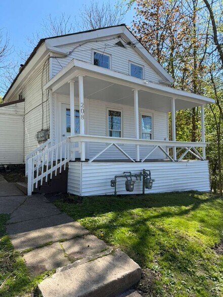 Building Photo - 208 Utica St