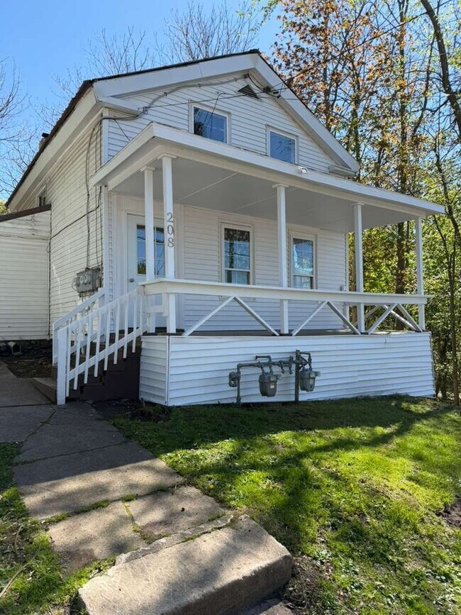 Building Photo - 208 Utica St