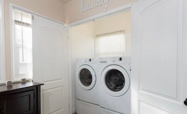 Building Photo - **LAKEWOOD HOME** THREE BEDROOM READY FOR JULY MOVE-IN