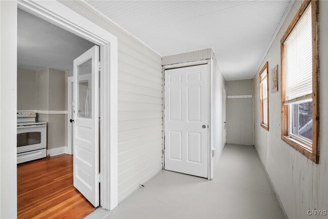 Building Photo - 200 Center St