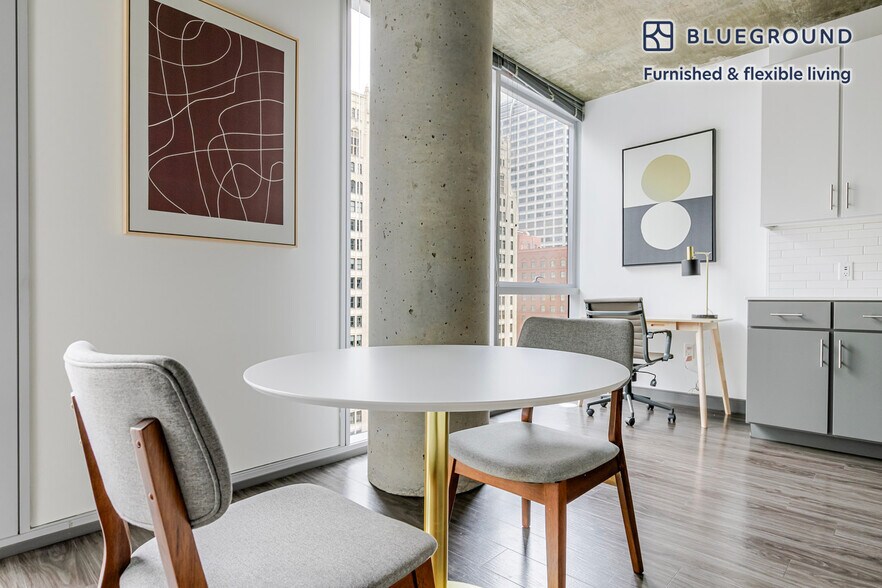 Building Photo - 215 W Lake St