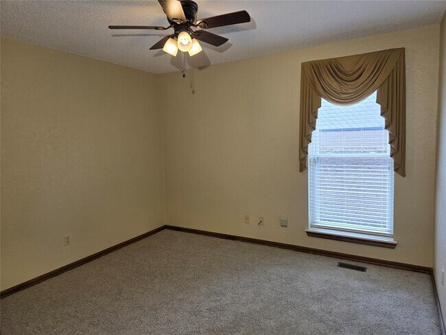 Building Photo - 8100 N Bridgeport Ln