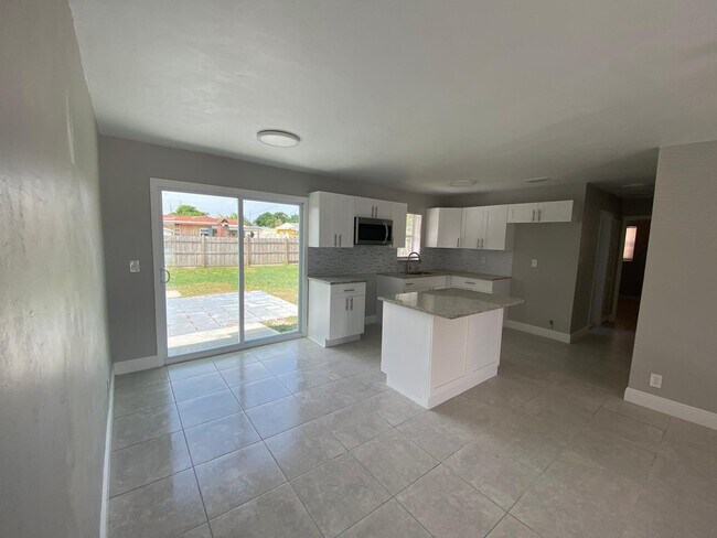 Primary Photo - 2021 Wellington Rd