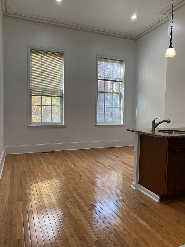Building Photo - 327 S 12th St