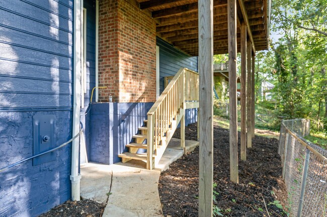 Building Photo - 555 Benson Dr