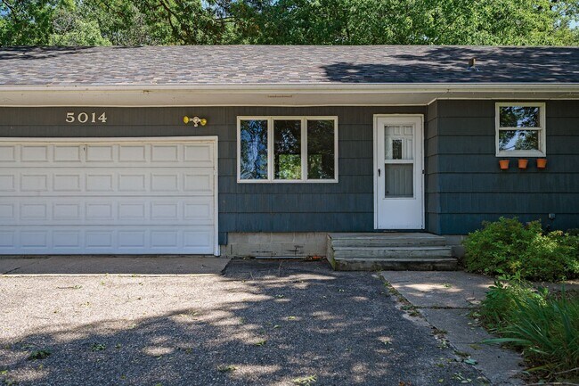 Building Photo - Gorgeous Shoreview House 3BR 1 Bath  Available Early May!