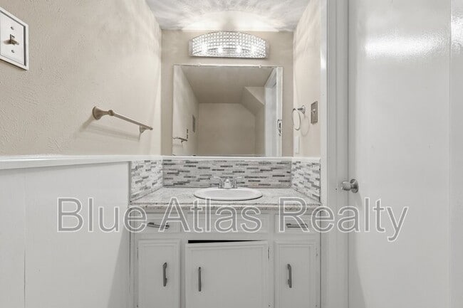 Building Photo - 702 Skyline Dr