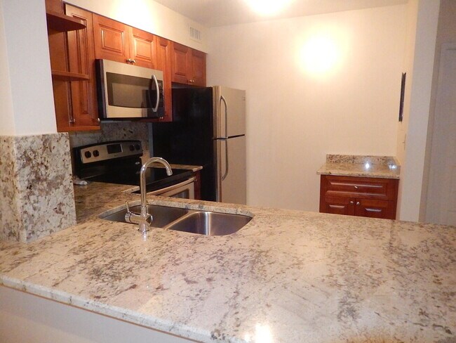 Building Photo - 3017 N Oakland Forest Dr