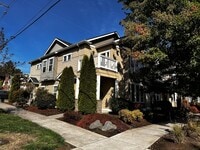 Building Photo - (MUS) Large 3 Bed/2 Bath Town Home