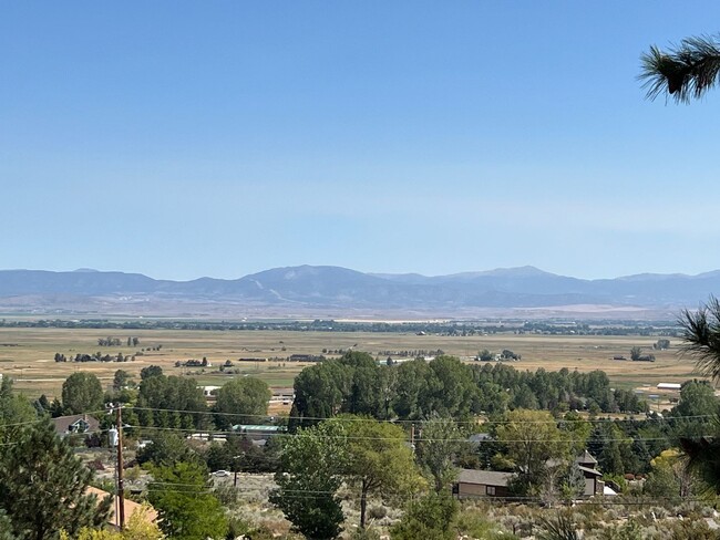 Building Photo - Incredible Views! 3/2.5/2 Home on Kingsbury!