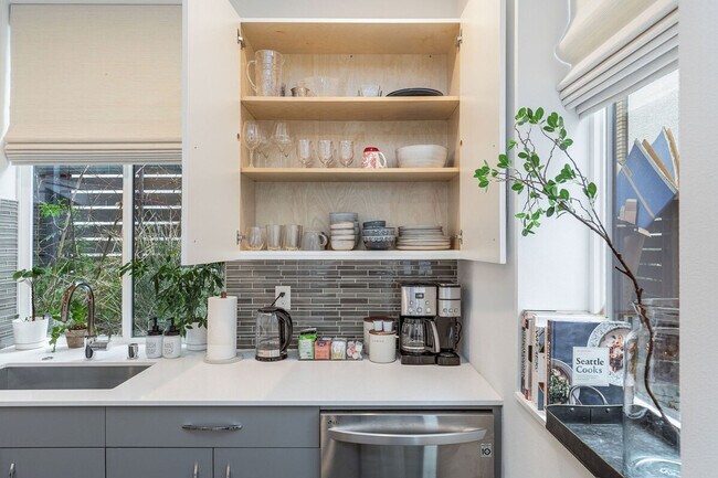 Building Photo - 1002 Boylston Ave E