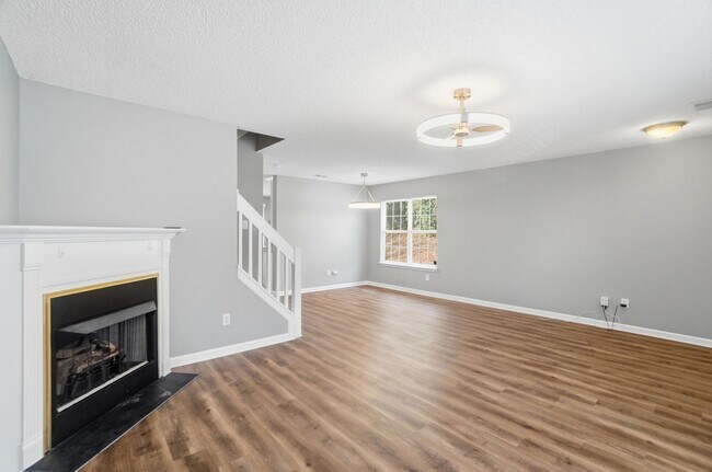 Building Photo - 2 Bedroom End Unit Townhome in University Heights!