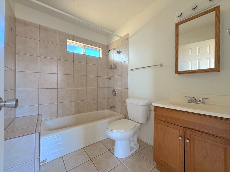 Building Photo - 425 N 18th Dr