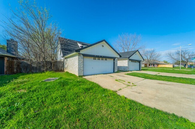 Building Photo - Sable Ln Duplex