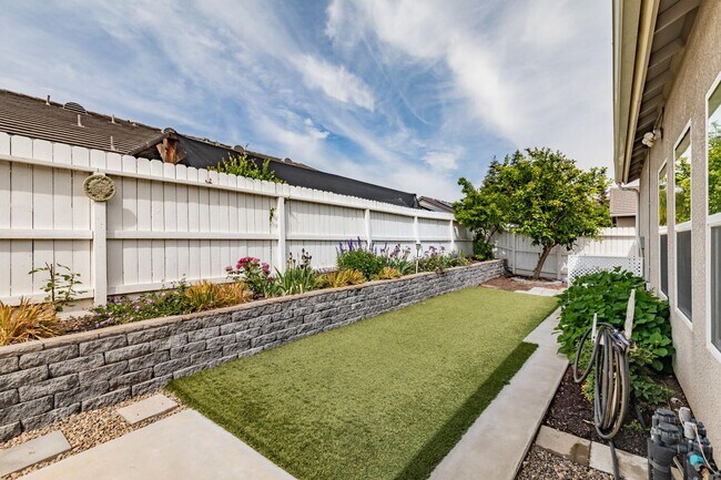 Building Photo - Amazing 3 Bedroom+Flex Room/2 Bath/3 Car G...