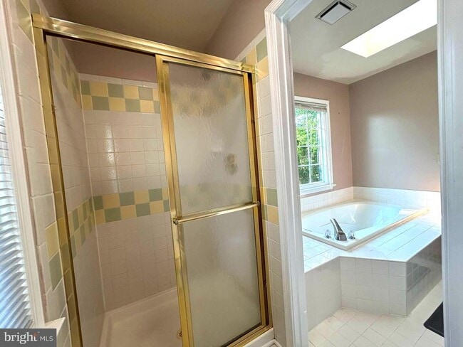 Building Photo - 5556 Village Center Dr