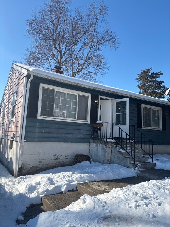 Building Photo - 2 bedroom and basement