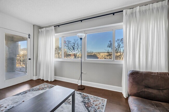 Building Photo - 2 Bedroom 1 Bathroom with Washer/Dryer