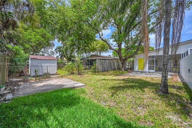 Building Photo - 808 SW 12th Ct