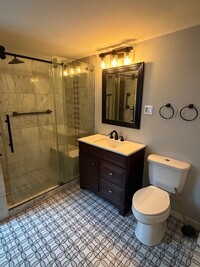 Building Photo - 5 Bedroom House