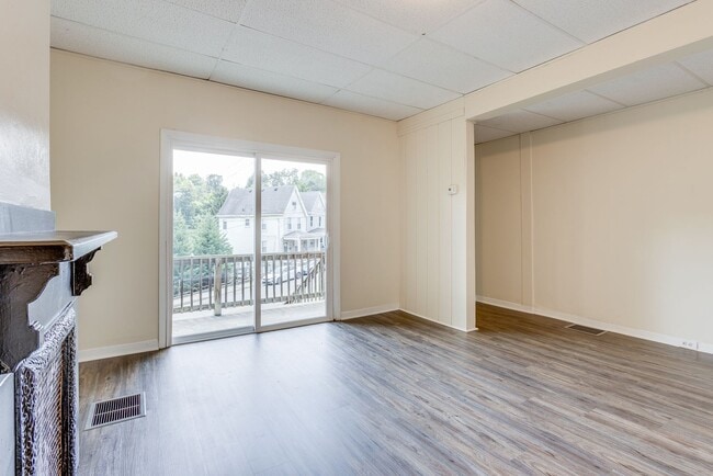 Building Photo - Available August 2026 - 3 Bedroom Home w/ Central AC & Spacious Yard!