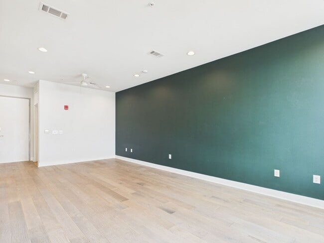 Building Photo - Modern East Austin Condo with City Views & Unmatched Walkability