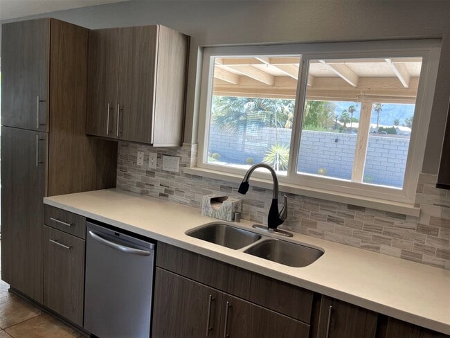 Building Photo - 3+ bedroom, 2 bath pool and spa home