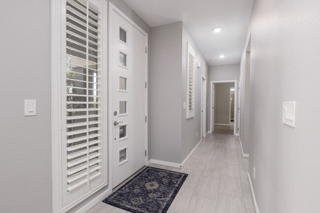 Building Photo - Luxury Summerlin townhome in resort style gated community