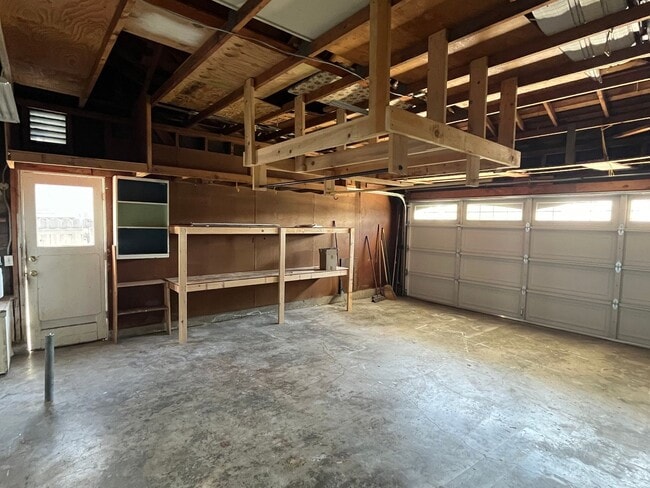 Building Photo - 4 Bedroom, 2 bath home for rent in Huntington Beach