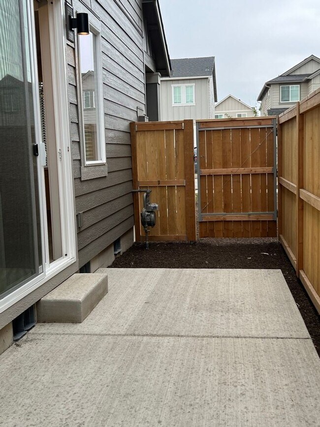 Building Photo - 3 Bedroom / 2.5 Bathroom Townhome in The Dry Canyon Community