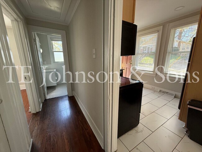 Building Photo - Charming 3BR Home with Fenced Yard, Hardwood Floors and Classic Built Ins