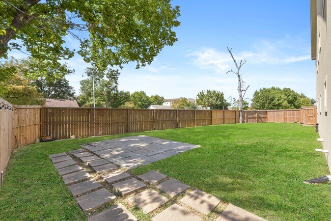 Building Photo - Charming 3-Bed, 2.5-Bath Home in the Heart of the Heights with Spacious Yard & Prime Location