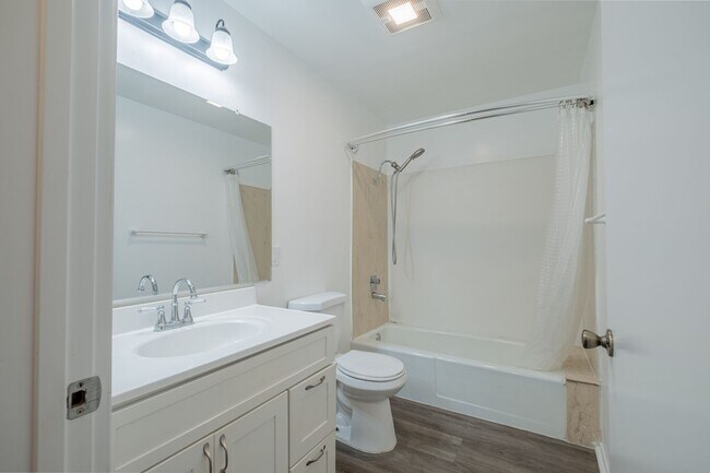 Building Photo - Spacious 1 bed 1 bath apartment in Santa Monica! ** 1 GARAGE PARKING SPACE INCLUDED!**