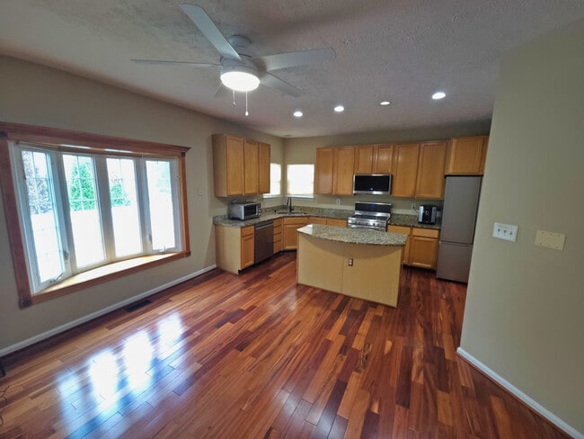 Building Photo - 1505 Avennel Way