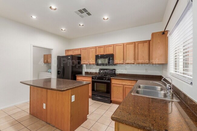 Building Photo - 2644 E Chester Dr