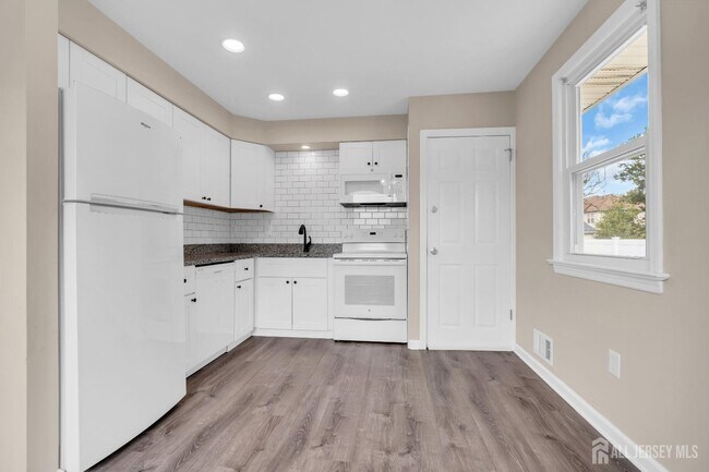 Building Photo - 1067 Riverton St