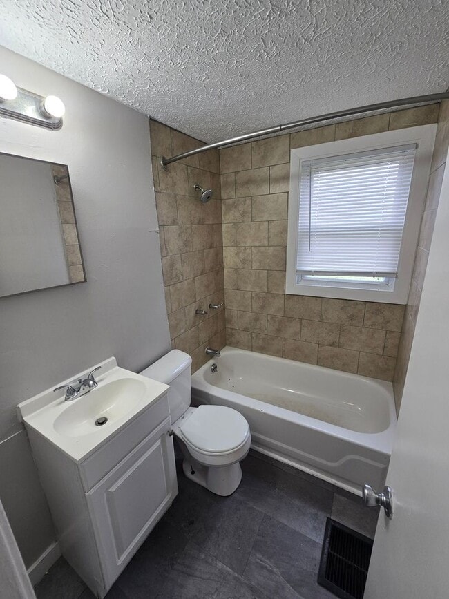 Building Photo - 2 BEDROOM SINGLE FAMILY