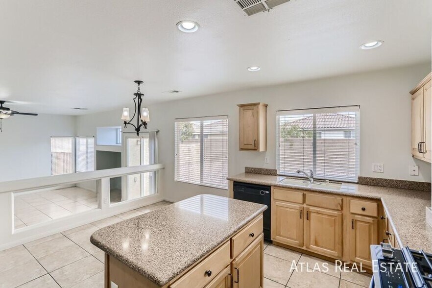 Building Photo - 10884 Royal Highlands St