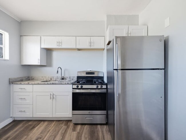 Building Photo - 2 Bed 1 Bath with covered parking!