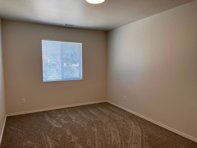 Building Photo - Newer Construction Home!!