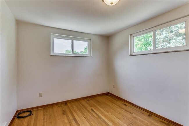 Building Photo - Beautiful 3 Bed / 1.5 Bath with Garage and Large Yard - Available May!!