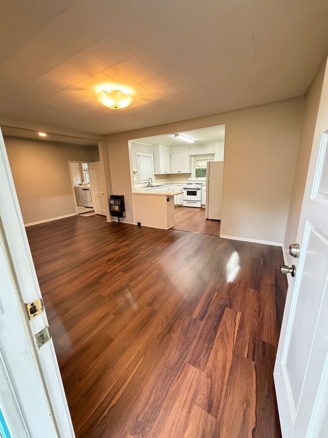 Building Photo - 3bd/2ba House in Jackson Park w/ Large Den, Back Porch, & Fenced Back Yard