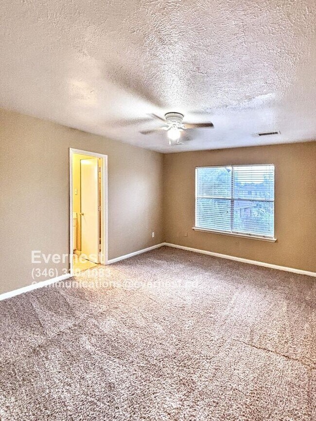 Building Photo - Beautiful 4-Bedroom Corner Lot Home in a P...