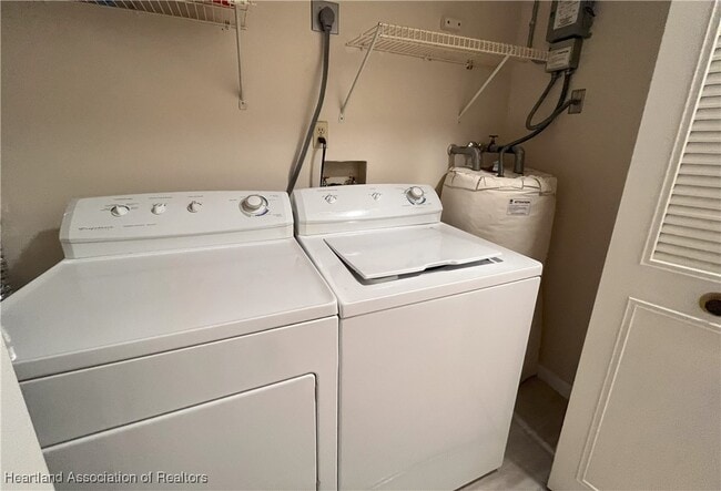 Building Photo - 3915 Edgewater Dr