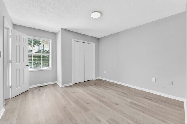 Building Photo - *NEWLY RENOVATED* 2 Bedroom Townhouse in D...