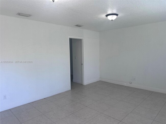 Building Photo - 2806 SW 35th Ave