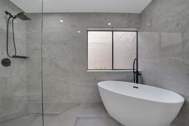 Building Photo - 7850 Villa Nova Dr