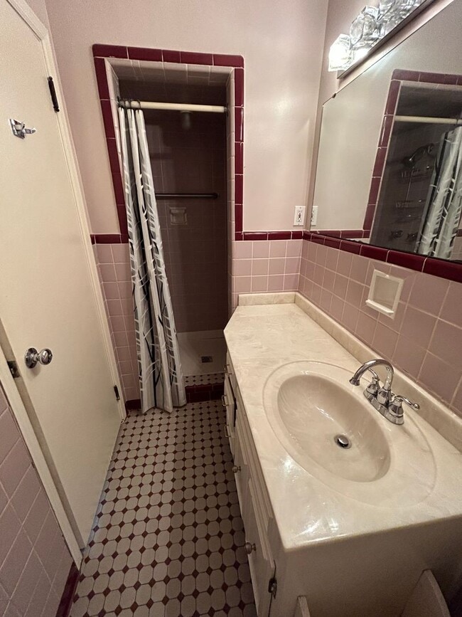 Building Photo - Charming 3/2 House in College Heights- $1,995