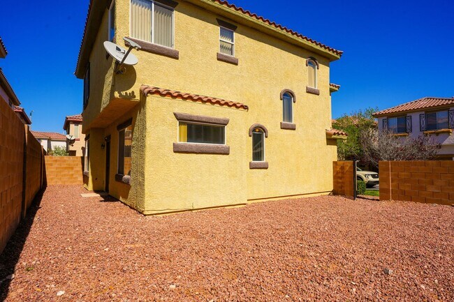 Building Photo - 3 Bed / 2.5 Bath Townhome with Loft, 2 Car Garage & Spacious Backyard – Southern Highlands